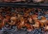 El truco con cáscaras de cebolla que muchos usan en el asado para mejorar el fuęgo y el sabor de la carne