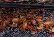 El truco con cáscaras de cebolla que muchos usan en el asado para mejorar el fuęgo y el sabor de la carne