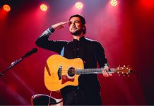 Chileno Beto Cuevas cantó en plena calle tras sismø en Ciudad de México para calmar a las personas: sorprendió con un concierto improvisado