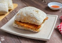 Bifana portuguesa: el bocadillo tradicional que nació en el Alentejo y se convirtió en emblema de la comida callejera en Portugal