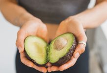Comer un aguacate al día ayuda a redistribuir la grasa abdominal profunda en las mujeres, según estudio científico