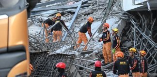 Al menos 19 trabajadores podrían estar aträpados tras el dêrrumbe de un edificio en Filipinas en construcción
