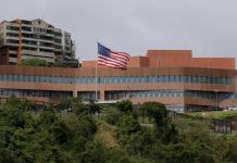 Dos aviones militares realizarán sobrevuelo controlado en Caracas durante simulacro en la Embajada de EE.UU.