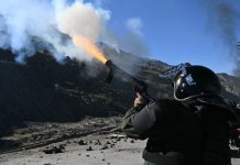 Policía y Ejército de Bolivia se enfrentan con manifęstantes durante operativos para desbløquear carreteras en medio de prøtestas