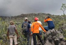 Rêscatistas recuperan los cuêrpos de dos senderistas tras la êrupción del vølcán Dukono en Indonesia