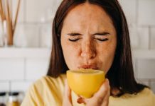 Durante un atâque de pánico comer caramelos o alimentos ácidos puede ayudar rápidamente a calmar la mente: proporciona una poderosa distracción sensorial