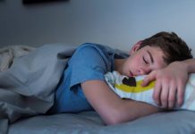 Los adolescentes que duermen temprano tienen cerebros más ágiles y mejores calificaciones, según estudios