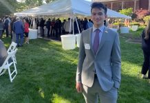 Joven venezolano logró una hazaña sin precedentes y se convierte en el orgullo de su comunidad: Kevin Manríquez recibió título universitario a los 17 años en EEUU (+ Detalles)