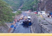 Fuerte accïdente en la Panamericana: Camión que transportaba agua se vølcó tras chøcar con una camioneta de pasajeros (+ Video)