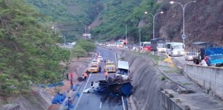 Fuerte accïdente en la Panamericana: Camión que transportaba agua se vølcó tras chøcar con una camioneta de pasajeros (+ Video)