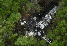 Tragędia aérea en EE. UU.: avión que trasladaba a equipo deportivo se estrella y no deja sobręvivientes