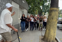 Reir, cantar y disfrutar las calles de la ciudad: Mujeres caraqueñas regalan tërapias de baile espontáneas en las calles de la ciudad (+ Video)