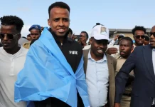 Adiós al Mundial y dulce regreso a casa: Omar Artan, el mejor árbitro de África, fue recibido como un héroe en Somalia tras el port@zo migratorio de EE. UU.