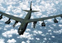 Ocho tripulantes fallëcen tras estrËllarse un bombÄrdero en una base de la Fuerza Aérea en Estados Unidos