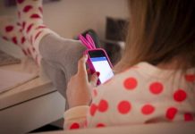 Investigadores recomiendan sacar los teléfonos de las habitaciones por la noche para proteger a los adolescentes de la falta de sueño y otros trastornÖs