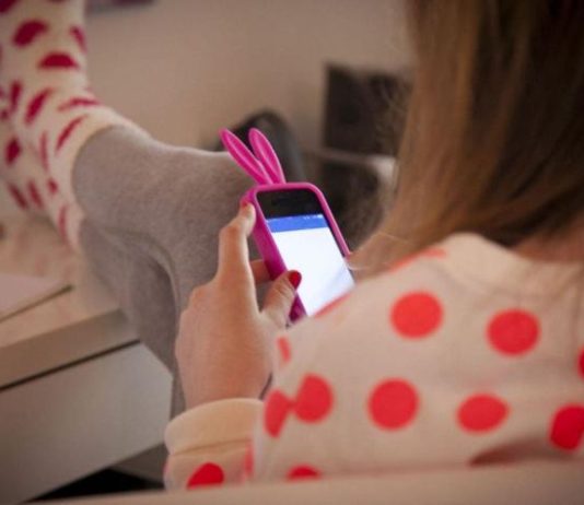 Investigadores recomiendan sacar los teléfonos de las habitaciones por la noche para proteger a los adolescentes de la falta de sueño y otros trastornÖs