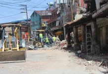 RescÄtan a cuatro personas tras coläpsø de edificaciones en El Junquito tras sismø que afëctó diversos comercios
