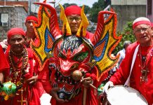 El bien triunfa sobre el mal en Miranda: los Diäblos Danzantes de Yare inündan las calles de rojo en su tradicional rendición ante el Santísimo Sacramento