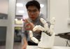 Pulsera del Instituto Tecnológico de Massachusetts permite a robots aprender habilidades de manipulación