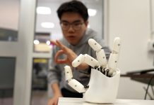 Pulsera del Instituto Tecnológico de Massachusetts permite a robots aprender habilidades de manipulación