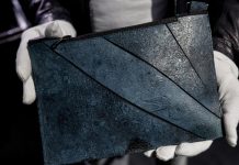Subasta en París presenta innovador bolso de «cuero celular» de T-Rex, marcando un hito biotecnológico en la industria del lujo (+ Fotos)