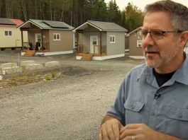 ¡De admirar! Millonario canadiense transforma su fortuna en un nuevo comienzo: construye 99 casas para personas sin hogar