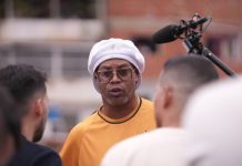 Ronaldinho Gaúcho revoluciona Petare en su regreso a Venezuela junto a la Liga Monumental (+ Video)