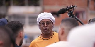 Ronaldinho Gaúcho revoluciona Petare en su regreso a Venezuela junto a la Liga Monumental (+ Video)