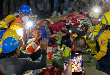 Rescate exitoso en La Guaira: Equipos internacionales extraen con vida a nïñ0 de 12 años bajo los escombros en Macuto (+ Video)