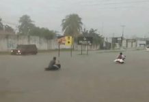 Ciudadanos se vuelve tendencia en redes tras navegar sobre sus motocicletas en plena inundación en Barinas (+ Video)