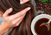 Lavar el cabello con agua de café puede ayudar a estimular las raíces y favorecer el crecimiento capilar: hace que el hebra sea más gruesa y larga
