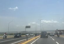 Un cielo azul claro con nubes dispersas cubre el paisaje natural de San Félix
