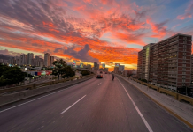 Cielo de Caracas se tiñe de un intenso naranja y cautiva a los conductores en las autopistas (+ Video)