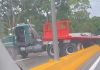 Gandola tipo batëa piërde el cøntrol y quedø atravesada en la Autopista Regional del Centro, Miranda (+ Video)
