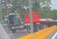 Gandola tipo batëa piërde el cøntrol y quedø atravesada en la Autopista Regional del Centro, Miranda (+ Video)