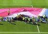 ¡Se lo tragó la bandera! Un asistente quedó atrapado bajo una bandera gigante en la previa del partido del Mundial y causó furor absoluto en las redes (+ Detalles)