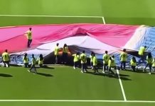 ¡Se lo tragó la bandera! Un asistente quedó atrapado bajo una bandera gigante en la previa del partido del Mundial y causó furor absoluto en las redes (+ Detalles)