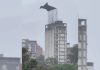 ¡AlËrta en Valle Abajo!: fuertes vientos desprenden la lona de una valla gigante en las Residencias El Samán (+ Video)