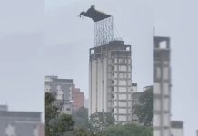 ¡AlËrta en Valle Abajo!: fuertes vientos desprenden la lona de una valla gigante en las Residencias El Samán (+ Video)
