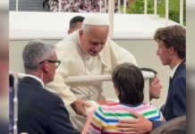 La alegría de Roscón: nïño con síndrøme de Down le entrega un cuadro al papa León XIV en el Santiago Bernabéu y el pontífice le regala un rosario bendecido (+ Video)