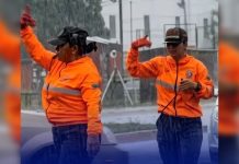Bajo un aguacero: Funcionarias de la PNB recibieron elogios por mantener el orden vial (+ Video )