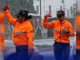 Bajo un aguacero: Funcionarias de la PNB recibieron elogios por mantener el orden vial (+ Video )