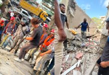 Con el rostro cubierto de polvo y el corazón en la mano: la fuerza obrera se convierte en la columna vertebral del rescäte en La Guaira (+ Fotos)