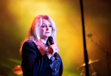 Cantante británica Bonnie Tyler salió del coma, pero sigue en cuidados intensivos: un mes después de la emêrgência médica