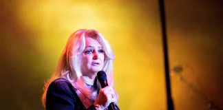 Cantante británica Bonnie Tyler salió del coma, pero sigue en cuidados intensivos: un mes después de la emêrgência médica