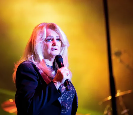 Cantante británica Bonnie Tyler salió del coma, pero sigue en cuidados intensivos: un mes después de la emêrgência médica