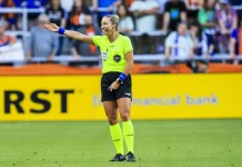 Tori Penso se convierte en la segunda mujer en arbitrar un partido en un Mundial masculino