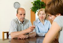 El control excesivo de padres con mayores niveles de ansïedad y deprësión daña la salud mental de los más jóvenes, según la psicología