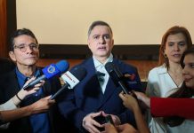 Poeta Tarek William Saab y destacadas figuras del cine rinden un emotivo homenaje a Román Chalbaud en la Cinemateca Nacional (+ Detalles)