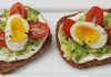 El desayuno más cremoso: tostada integral con queso crema, tomates cherry, aguacate y huevo que alegrarán tus mañanas (+ Detalles)